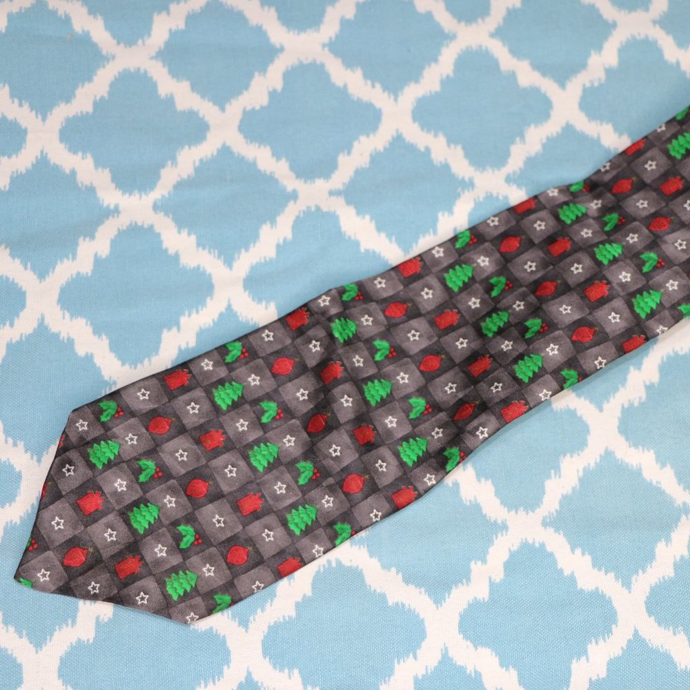 Hallmark holiday tie